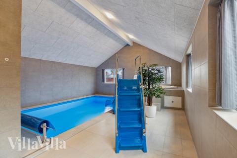 Det flotte bassenget i luksushus nr. 751 til 20 personer