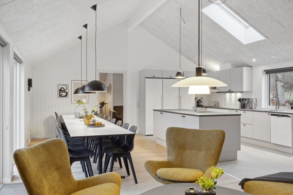 Sofaen i luksushus nr. 751 i Tyskland er perfekt for å hygge seg med et brettspill eller se en film sammen.