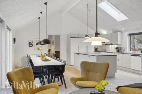 Sofaen i luksushus nr. 751 i Tyskland er perfekt for å hygge seg med et brettspill eller se en film sammen.