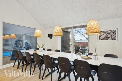 Det er plass til 18 personer i det store lyse oppholdsrommet i luksushus nr. 752.