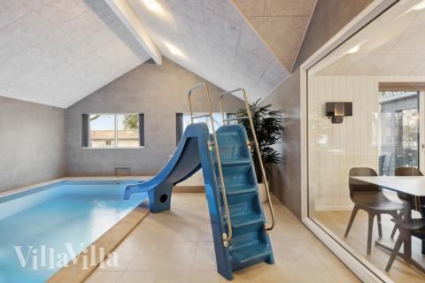 Det flotte bassenget i luksushus nr. 752 til 18 personer