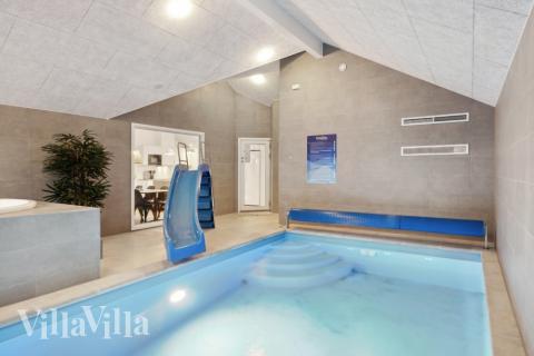 Feriehus 752 har et flott basseng med sklie, et stort innebygd boblebad og en badstue