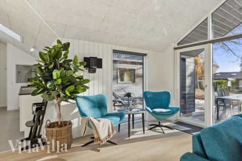 Sofaen i luksushus nr. 753 i Tyskland er perfekt for å hygge seg med et brettspill eller se en film sammen.