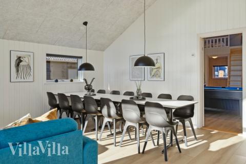 Det er plass til 12 personer i det store lyse oppholdsrommet i luksushus nr. 753.