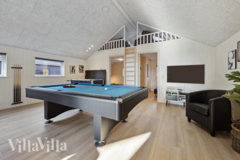 Luksushus nr. 753 til 12 personer tilbyr et stort aktivitetsrom med bl.a. biljard og dart