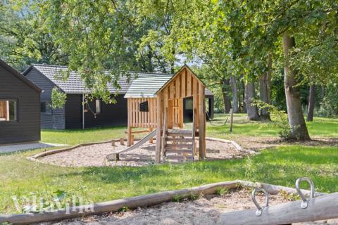 I det attraktive feriehuset nr. 753 i Tyskland finnes det mengder av utendørsaktiviteter, som leketårn og huskestativ.