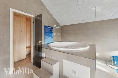 Nyt varmen i boblebadet i luksushus nr. 754 i Tyskland