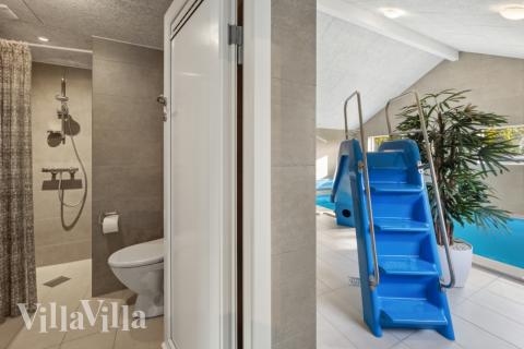 Det flotte bassenget i luksushus nr. 754 til 12 personer