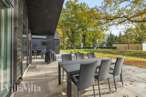 Nyt en grillkveld på terrassen i luksushus nr. 754 i Tyskland