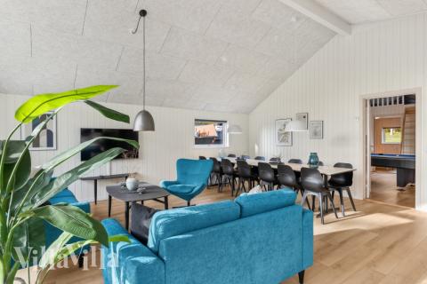 Sofaen i luksushus nr. 754 i Tyskland er perfekt for å hygge seg med et brettspill eller se en film sammen.