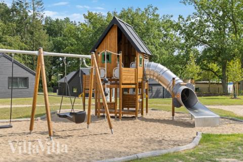 I det attraktive feriehuset nr. 754 i Tyskland finnes det mengder av utendørsaktiviteter, som leketårn og huskestativ.