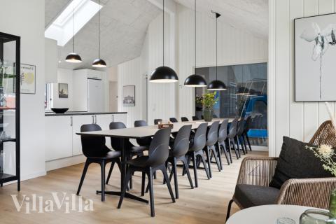 Det er plass til 16 personer i det store lyse oppholdsrommet i luksushus nr. 755.