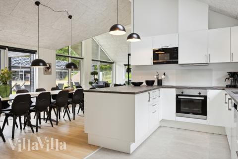 Kjøkkenet i luksushus nr. 755 er fullt utstyrt så dere lett kan lage mat til 16 personer.