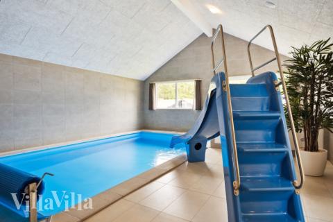 Feriehus 755 har et flott basseng med sklie, et stort innebygd boblebad og en badstue