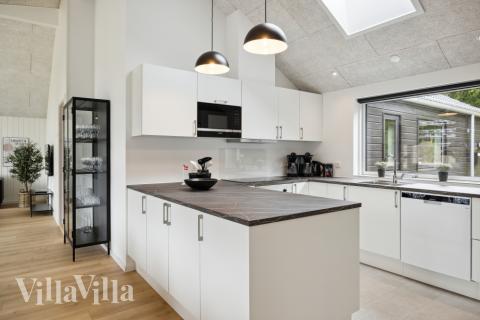 Kjøkkenet i luksushus nr. 756 er fullt utstyrt så dere lett kan lage mat til 16 personer.