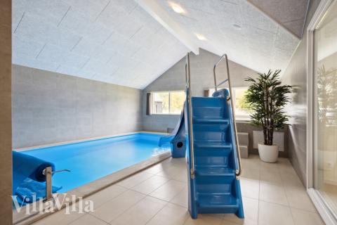 Feriehus 756 har et flott basseng med sklie, et stort innebygd boblebad og en badstue