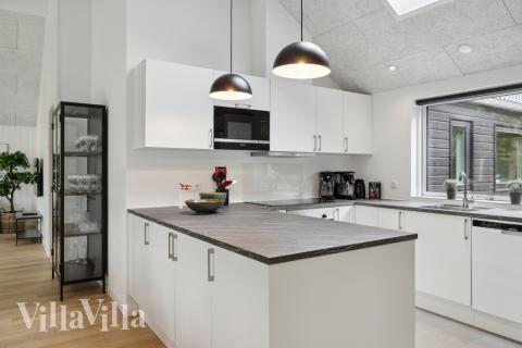 Kjøkkenet i luksushus nr. 757 er fullt utstyrt så dere lett kan lage mat til 16 personer.