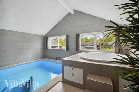 Det flotte bassenget i luksushus nr. 757 til 16 personer