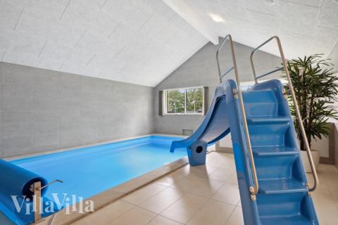 Feriehus 757 har et flott basseng med sklie, et stort innebygd boblebad og en badstue