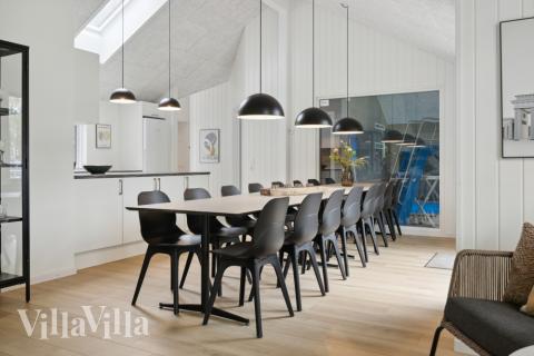 Det er plass til 16 personer i det store lyse oppholdsrommet i luksushus nr. 757.