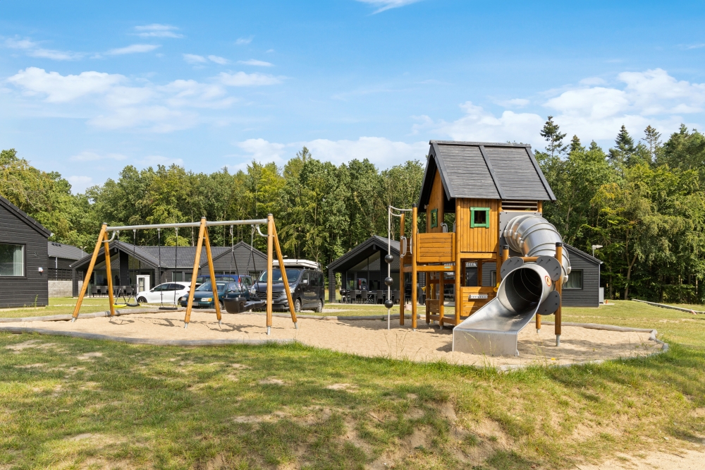 I det attraktive feriehuset nr. 757 i Tyskland finnes det mengder av utendørsaktiviteter, som leketårn og huskestativ.
