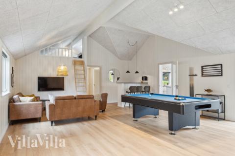 I tillegg til alle aktivitetsmulighetene i husets bassengavdeling, kan du også spille biljard, bordtennis og dart i luksushus nr. 758