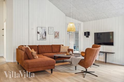 Sofaen i luksushus nr. 758 i Tyskland er perfekt for å hygge seg med et brettspill eller se en film sammen.
