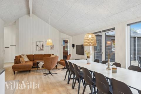 Det er plass til 22 personer i det store lyse oppholdsrommet i luksushus nr. 758.