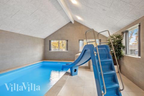 Feriehus 758 har et flott basseng med sklie, et stort innebygd boblebad og en badstue