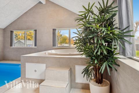 Nyt varmen i boblebadet i luksushus nr. 758 i Tyskland