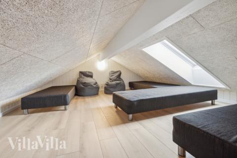 Noen av de 22 soveplassene i luksushus nr. 758 finnes på hems