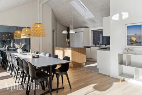 Det er plass til 18 personer i det store lyse oppholdsrommet i luksushus nr. 759.