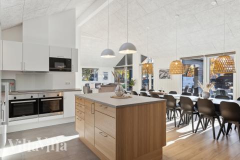 Kjøkkenet i luksushus nr. 759 er fullt utstyrt så dere lett kan lage mat til 18 personer.