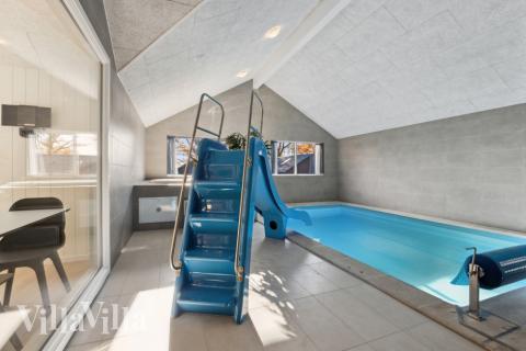 Feriehus 759 har et flott basseng med sklie, et stort innebygd boblebad og en badstue