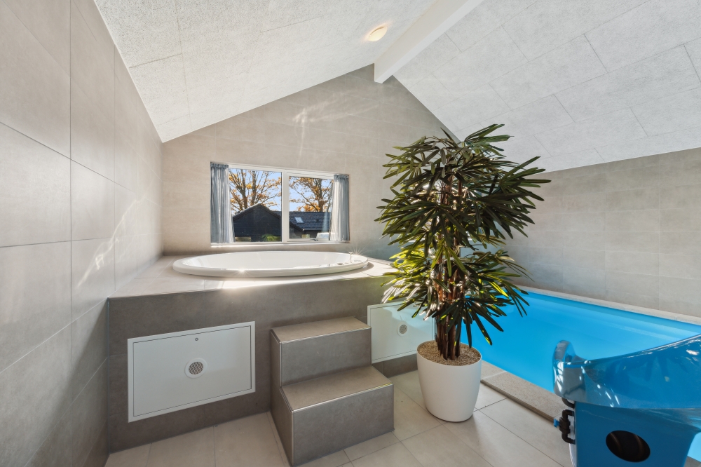 Nyt varmen i boblebadet i luksushus nr. 759 i Tyskland