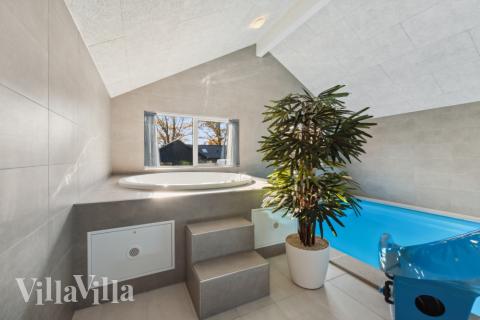 Nyt varmen i boblebadet i luksushus nr. 759 i Tyskland