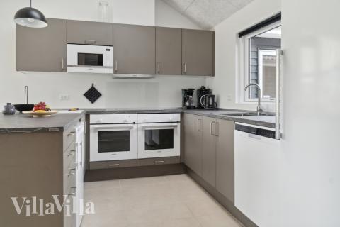 Kjøkkenet i luksushus nr. 588 i Lolland/Falster/Møn er godt innrettet.