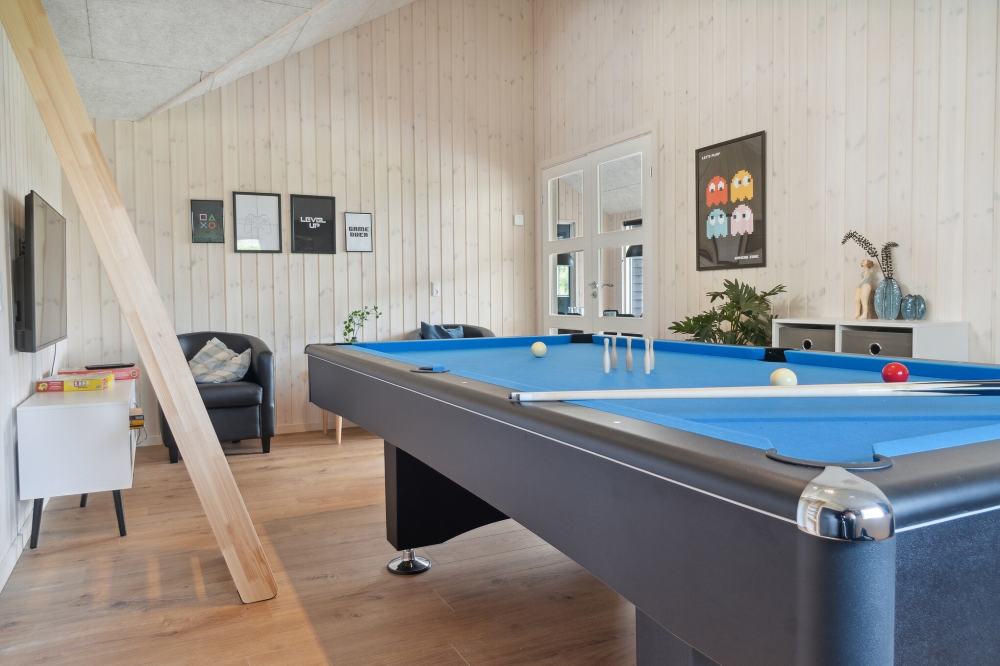 I tillegg til alle aktivitetsmulighetene i husets bassengavdeling, kan du også spille biljard, bordtennis og dart i luksushus nr. 588