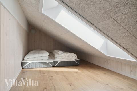 Noen av de 14 soveplassene i luksushus nr. 588 finnes på hems