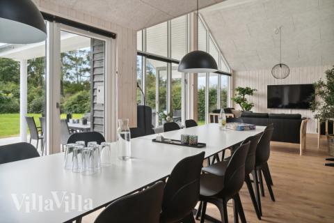 Det er plass til 14 personer i det store lyse oppholdsrommet i luksushus nr. 588.