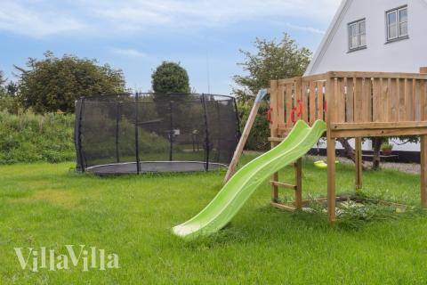 I det attraktive feriehuset nr. 588 i Lolland/Falster/Møn finnes det mengder av utendørsaktiviteter, som leketårn og huskestativ.