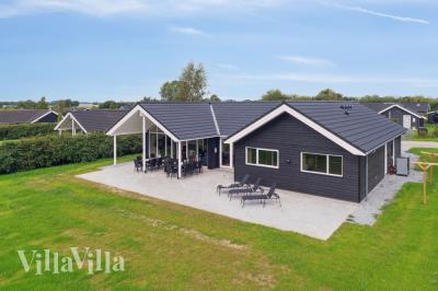 Dette lekre huset med svømmebasseng, nr. 588, med plass til 14 personer, ligger i Lolland/Falster/Møn