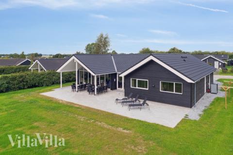 Dette lekre huset med svømmebasseng, nr. 588, med plass til 14 personer, ligger i Lolland/Falster/Møn