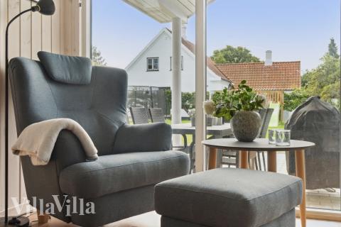 Sofaen i luksushus nr. 588 i Lolland/Falster/Møn er perfekt for å hygge seg med et brettspill eller se en film sammen.