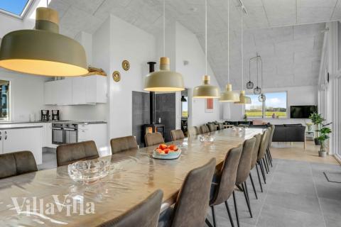 Det er plass til 20 personer i det store lyse oppholdsrommet i luksushus nr. 548.