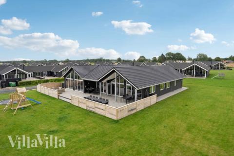Dette lekre huset med svømmebasseng, nr. 548, med plass til 20 personer, ligger i Fyn og øyer