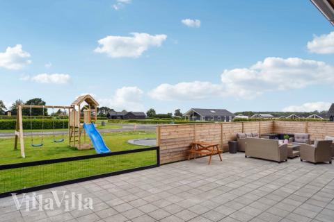 Nyt en grillkveld på terrassen i luksushus nr. 548 i Fyn og øyer