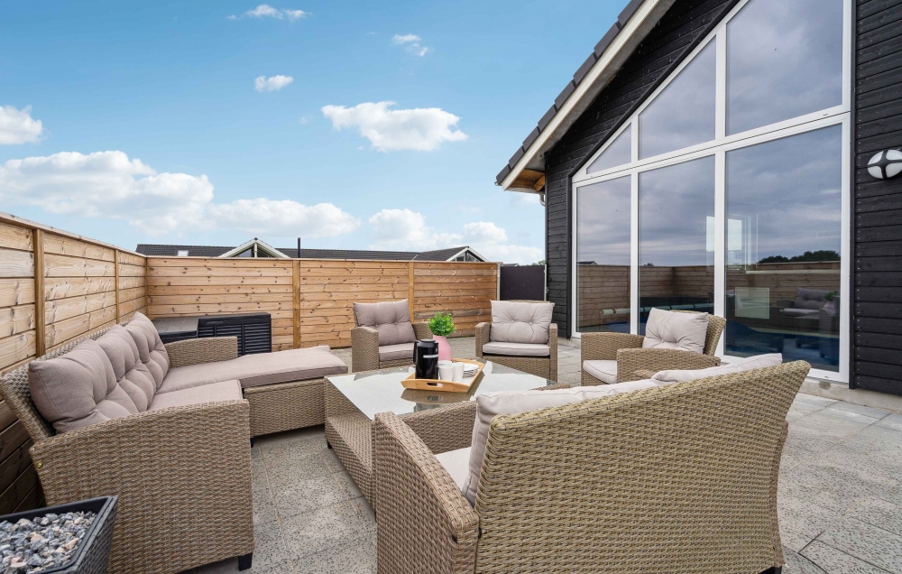 Luksushus nr. 548 har en deilig terrasse med gode hagemøbler til 20 personer.