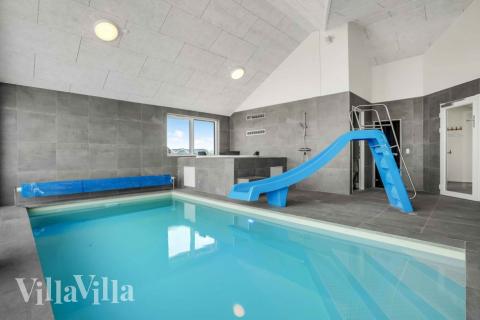 Feriehus 548 har et flott basseng med sklie, et stort innebygd boblebad og en badstue