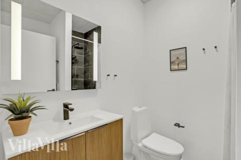 Det finnes bad med dusj i luksushus nr. 603 til 12 personer.